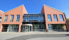 Moderne Verwaltungsarchitektur - Sparkassengebäude in Dannenberg, Elbe.