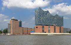 Gebäude der Elbphilharmonie in der Hamburger Hafencity - seit Juli 2015 sind die Baukräne entfernt.