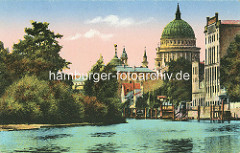 Historische Ansicht - Blick von der Havel zur St. Nikolaikirche in Potsdam; Speichergebäude mit Schiffsanleger am Ufer - lks. Bäume und Sträucher auf der Freundschaftsinsel.