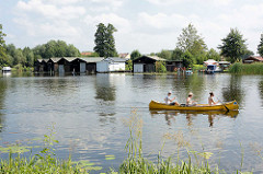 Kanu auf der Havel - im Hintergrund Bootshäuser bei Zehdenick.