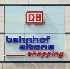 Schild an der Fassade vom Bahnhofsgebäude Hamburg Altona: DB - bahnhof altona - shopping.