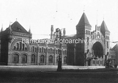 Historische Ansicht vom Empfangsportal des Altonaer Bahnhofs, ca. 1898.