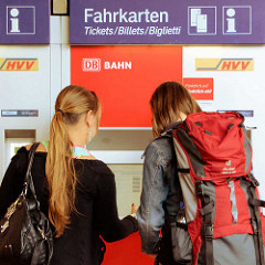 Reisende am Fahrkartenschalter am Bahnhof in Hamburg Altona.
