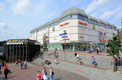 Blick vom Paul-Nevermann-Platz zum Gebäude des Altonaer Bahnhofs - Geschäftsgebäude.