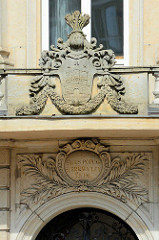 Hamburg Wappen über dem Eingang zum Stadthaus an der Stadthausbrücke - Medaillon mit stilisierten Ölbaumzweigen und eine in Gold eingelegte Inschrift: Salus Populi suprema lex esto / Das Wohl des Volkes sei (uns) oberstes Gesetz.