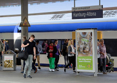 Bahnsteig mit Reisenden, die aus einem Zug gestiegen sind; Schild Hamburg Altona - Bilder vom Altonaer Bahnhof.
