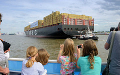 Das Frachtschiff MSC ZOE läuft im Hamburger Hafen ein - von Bord eines Fahrgastschiffs wird der Containerriese fotografiert.