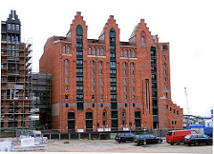 Blick über den Brooktorhafen zum Kaispeicher B -  während des Umbaus zum Maritimen Museum Hamburg, 2005.