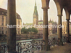 Blick durch die Alsterarkaden über die Kleine Alster zum Rathaus der Hansestadt Hamburg.