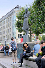 Rathausmarkt Hamburg - Heinrich Heine Denkmal Rathausplatz, 1982 aufgestellt - Bildhauer Waldemar Otto.