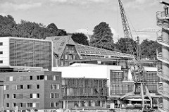 Dächer und Fassaden am Elbufer in Hamburg Ottensen - grosse Elbstrasse; moderne und historische Architektur, alter Hafenkran.