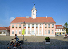 Historische Architektur in Zehdenick, Brandenburg - Zehdenicker Rathaus, erbaut 1803 - Baustil des Klassizismus.