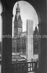 Blick durch die Alsterarkaden über die Kleine Alster zum Rathaus der Hansestadt Hamburg und dem Hamburger Ehrenmal, Denkmal für die Gefallenen des I. Weltkriegs - Relief Trauernde Mutter mit Kind von Ernst Barlach ca. 1933.