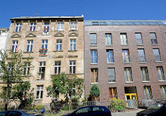 Alt + Neu - historische renovierungsbedürftige Architektur, mehrstöckiges Wohnhaus neben verklinkertem Neubau; Wohnhäuser in Potsdam.