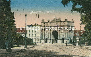 Historische Aufnahme vom Brandenburger Tor in Potsdam - das Tor wurde 1771 von Carl von Gontard und Georg Christian Unger im Auftrag Friedrichs II. gebaut.