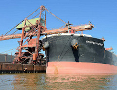 Der Massengutfrachter / Bulk Carrier Frontier Harvest liegt im Hamburger Hafen / Sandauhafen am Terminal Hanseport.