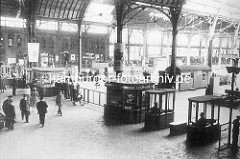 Altes Bild vom Bahnhof in Altona - Schalter für Fahrkartenverkauf / ca. 1935.