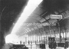 Blick zum Bahnsteig - Reisende, Bahnhofshalle Altona - ca. 1900.