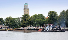 Fotos aus der Hauptstadt Berlin; mit Schrott beladenen Schuten mit Schubschiff fahren zur Schleuse an der Berliner Havel - Rathausturm von Spandau.