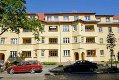 Gelber expressionistischer Wohnblock - Architektur in Potsdam.