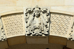 Schmuckdekor an der Fassade vom Amtsgericht Hamburg Altona, Max-Brauer-Alle; erbaut 1907 - Putzbau im Stil der deutschen Renaissance.