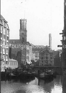 Blick über das Bleichenfleet zur Alten Post - re. die Elektrische Centralstation in der alten Stadtwassermühle - das erste städtische Kraftwerk, das seit 1888 Strom lieferte.