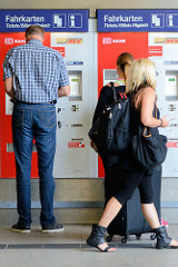 Reisende am Fahrkartenschalter am Bahnhof in Hamburg Altona.