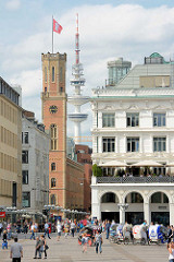 Blick vom Hamburger Rathausmarkt in die Poststrasse; re. die Alsterarkaden, lks. der Uhrenturm der Alten Post - im Hintergrund der Hamburger Fernsehturm. Die Alte Post an der Poststrasse in der Hamburger Innenstadt / Stadtteil Neustadt wurde 1847 erb