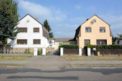 Wohnhäuser mit Mansarddach - der Name geht auf die französischen Architekten François Mansart und Jules Hardouin-Mansart zurück, die im  17. Jahrhundert diese Dachform entwickelten.
