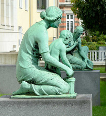 Bronzeskulpturen an der Max-Brauer-Allee - Gebäude Altonaer Spar- und Bauverein; Bildhauer O. G. Hermann Perl.