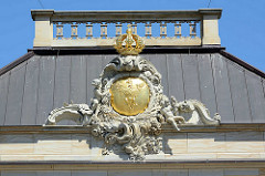 Stuckdekor / prunkvolle Wappenkartuschen am Potsdamer Stadtschloss - Sitz des Landesparlaments in Potsdam; brandenburgischer Adler, Krone.