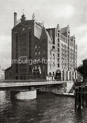 Im Vordergrund der Magdeburger Hafen und die Drehbrücke über das Hafenbecken, das zum Brooktorhafen führt. Der Silospeicher wurde  1879 unter der Leitung der Architekten Hanssen + Meerwein errichtet und 1884 zu einem Bodenspeicher mit 11020
