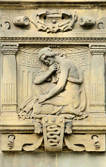 Figürliche Schmuckelemente -  Amtsgericht Hamburg Altona, Max-Brauer-Alle; erbaut 1907 - Putzbau im Stil der deutschen Renaissance.