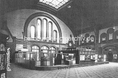 Schalter / Gepäckabgabe - Bahnhofshalle Bahnhof Altona, ca. 1920.