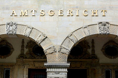 Schriftzug - goldene Buchstaben an der Hausfassade - Amtsgericht Hamburg Altona, Max-Brauer-Alle; erbaut 1907 - Putzbau im Stil der deutschen Renaissance.