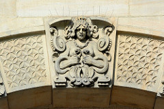 Bauschmuck, Fassade vom Amtsgericht Hamburg Altona, Max-Brauer-Alle; erbaut 1907 - Putzbau im Stil der deutschen Renaissance.