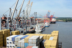 Blick von der Brücke eines Containerschiffs auf den Waltershofer Hafen in der Hansestadt Hamburg.