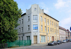 Mehrstöckiges Jugendstilgebäude in der Dammhaststrasse von Zehdenick - die eine Hälfte des Gebäude ist restauriert.
