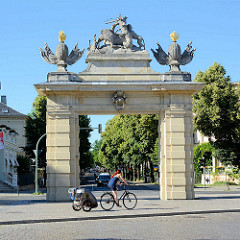 Das Jägertor von 1733 ist das älteste noch erhaltene Potsdamer Stadttor. Das Tor war ursprünglich Teil der Potsdamer Stadtmauer, der Akzisemauer, die nicht der Befestigung diente, sondern die Desertation der Soldaten und den Warenschmuggel verhindern