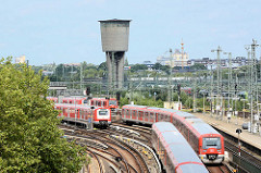 S-Bahnzüge, Eisenbahngleise - Wasserturm vom Bahnbetriebswerk Hamburg Altona; Stahlbetonbau -  erbaut 1955.