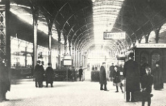 Innenansicht vom Bahnhof Altona - altes Foto, Reisende auf dem Bahnsteig - Kind mit Koffer; Häuschen mit Schild Auskunft.