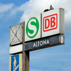 Schilder am Bahnhof Hamburg Altona - Hinweis für Fernzüge und S-Bahn.