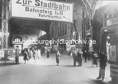 Wandelhalle des Altonaer Bahnhofs früher - Passanten und Reisende, Schild Zur Stadtbahn, Bahnsteig, Fahrkarten / ca. 1935.