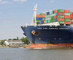 Bug des Containerschiffs CMA CGM AMERIGO VESPUCCI auf der Elbe vor Wedel - im Hintergrund die Schiffsbegrüssungsanlage Schulauer Fährhaus. Die Amerigo Vespucci hat eine Länge von 365 m und kann 13830 TEU Container transportieren.