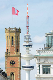 Uhrenturm der Alten Post - Fernsehturm, Heinrich-Hertz-Turm. Die Alte Post an der Poststrasse in der Hamburger Innenstadt / Stadtteil Neustadt wurde 1847 erbaut - Architekt Alexis de Chateauneuf.   Auf der Spitze vom Uhrturm befand sich ein optischer