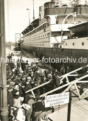 Auswandererschiff am Amerikakai im Hamburger Hafen - die Passagiere besteigen das Dampfschiff; an der Gangway ein Schild Zutritt nur den Passagieren gestattet.