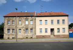 Restaurierter Wohnblock - renovierungsbedürftiges Haus; alt + neu - Gegensätze / Architekturfotos aus Zehdenick, Brandenburg.