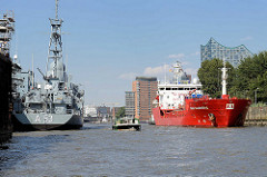 Mündung vom Reiherstieg in die Norderelbe -  Flottendienstboot A 53, Oker am Kai der Reiherstieg Werft. Das Tankschiff Stolt Sanderling läuft in den Hamburger Hafen ein und legt am Reiherstieg an.