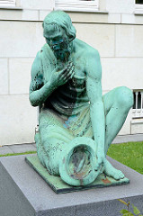 Bronzeskulptur bettelnder Alter Mann / Bettler mit Hut an der Max-Brauer-Allee - Gebäude Altonaer Spar- und Bauverein; Bildhauer O. G. Hermann Perl.