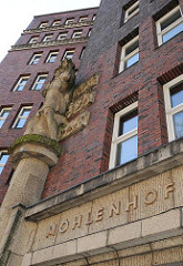 Der Schriftzug des Hamburger Kontorhauses "Mohlenhof" ist an der Fassade des Klinker - Gebäudes angebracht.